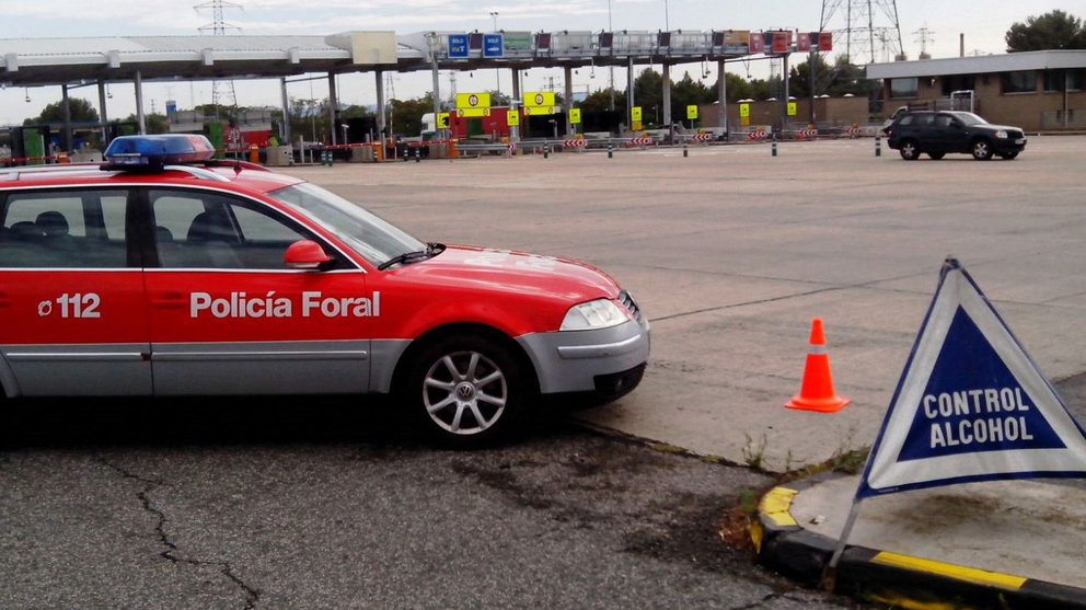 Control de alcoholemia efectuado por la Policía Foral en el peaje de una autopista POLICÍA FORAL