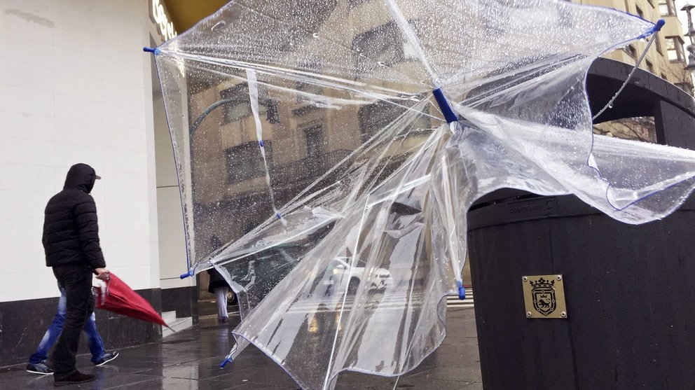 Imagen de un paraguas roto en una papelera de una calle de Pamplona, que se ve afectada por fuertes vientos, de hasta 90 kilómetros por hora en el norte de Navarra. EFE/Villar López