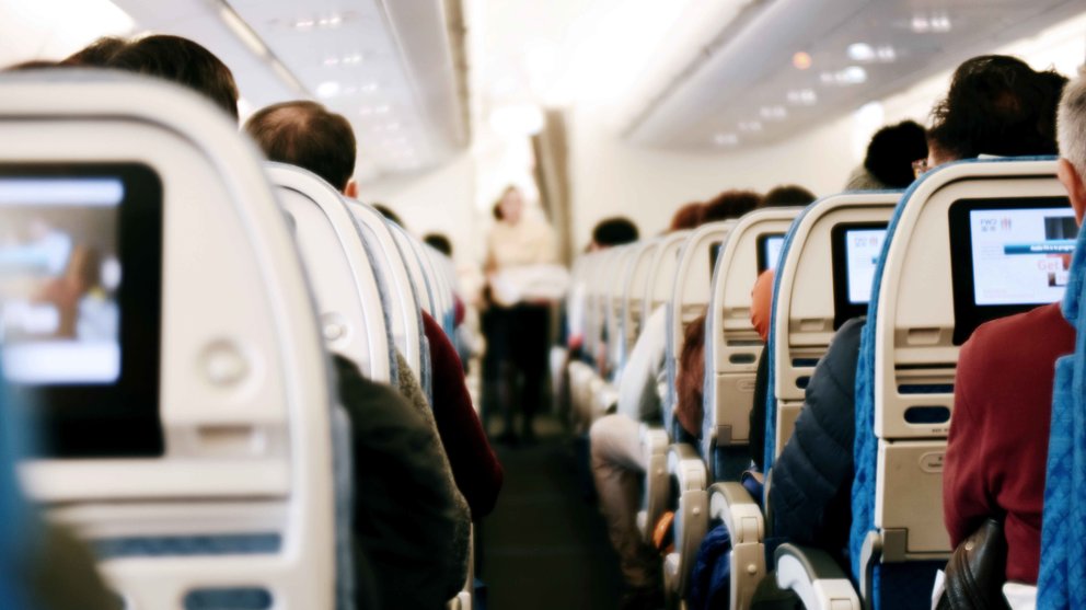 Varios pasajeros en un vuelo dentro del avión