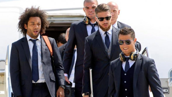 Los jugadores del Real Madrid, Marcelo, Pepe, Sergio Ramos y Cristiano Ronaldo, se bajan del avión del equipo en un desplazamiento EFE