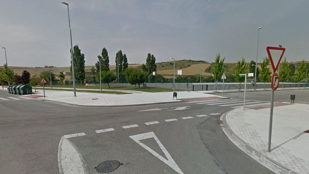 Imagen del cruce entre la Avenida España y Elizmendi, la calle donde se pretende ubicar el nuevo instituto de Sarriguren