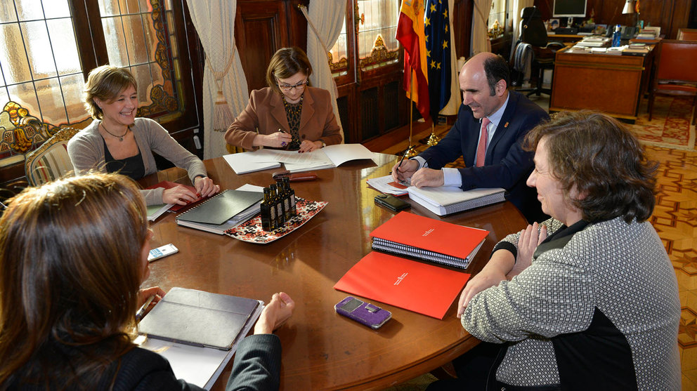 Los representantes de Navarra y del Gobierno central momentos antes de comenzar la reunión sobre el Canal de Navarra.
