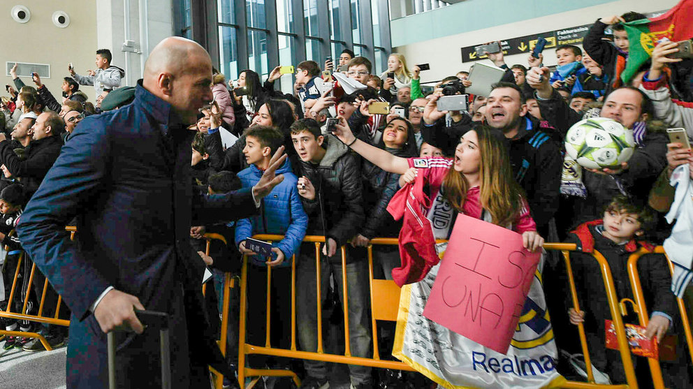 La llegada de los jugadores del Real Madrid al aeropuerto de Noáin. PABLO LASAOSA (5)