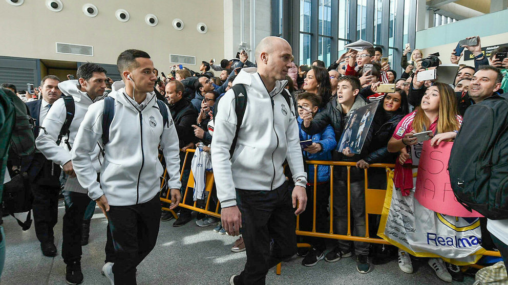 La llegada de los jugadores del Real Madrid al aeropuerto de Noáin. PABLO LASAOSA (9)