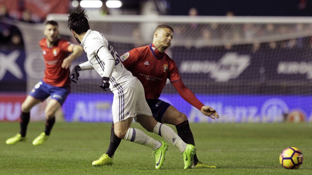 El jugador de Osasuna Tano (d) se lesiona al chocar con Isco, del Real Madrid, durante el partido de Liga en Primera División disputado esta noche en el estadio de El Sadar, en Pamplona. EFE/Villar López