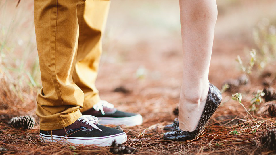 Los pies de una chica y un chico durante un momento íntimo de una joven pareja ARCHIVO