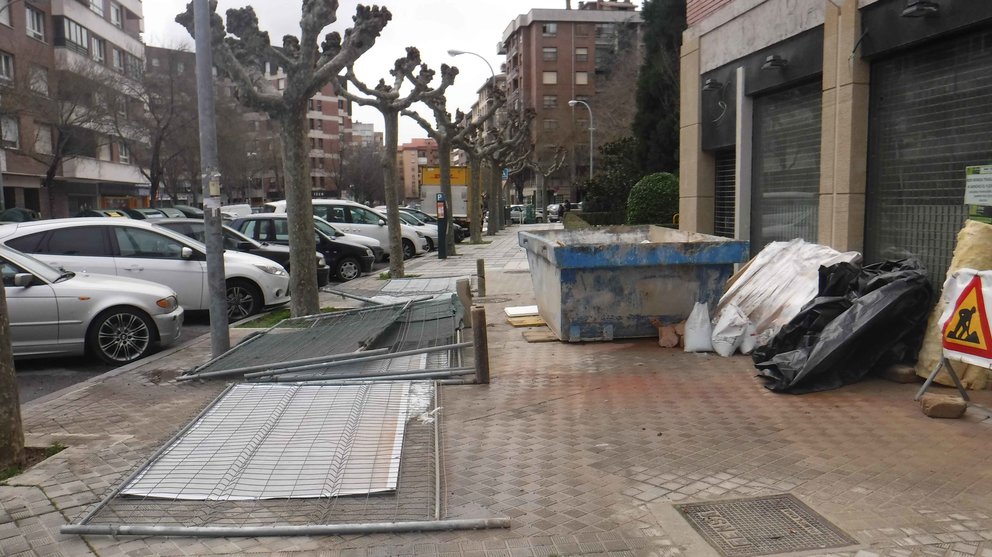 Las vallas que el viento ha derribado en Pamplona sobre un grupo de peatones en la calle San Juan Bosco POLICÍA MUNICIPAL