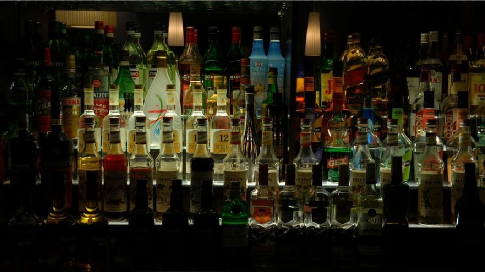 Botellas de alcohol en una imagen de recurso de la barra de un bar. ARCHIVO