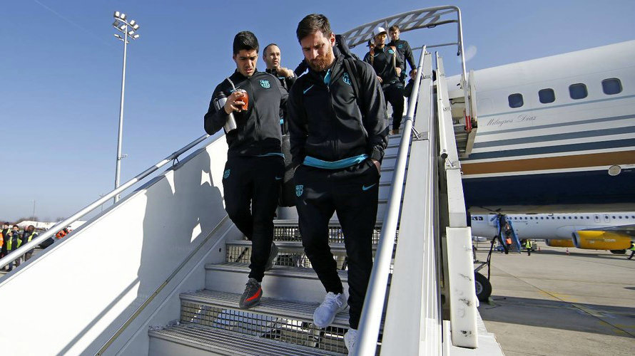 Luis Suárez y Messi descienden del avión en París. FC Barcelona.