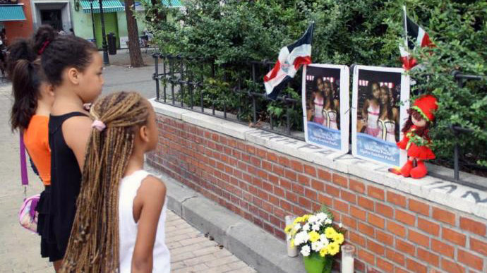 Varias niñas ante las fotos de la mujer y sus hijas asesinadas. LA OPINIÓN DE ZAMORA