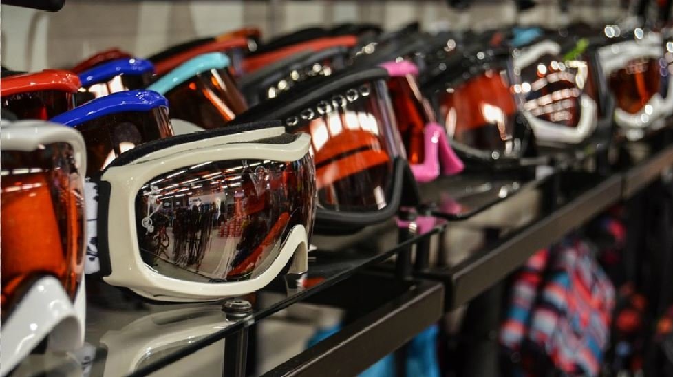 Gafas de esquí expuestas en una estantería de una tienda. ARCHIVO