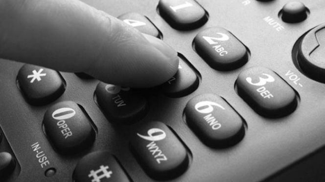 Una persona marca un número en su aparato de teléfono fijo ARCHIVO