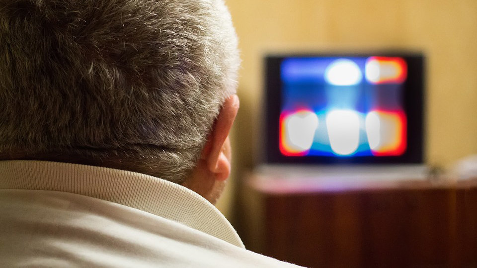 Un hombre ve la televisión en el salón de su casa ARCHIVO