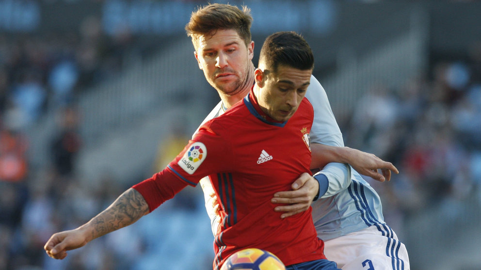 El delantero de Osasuna, Sergio León (I), intenta controlar el balón ante el acoso del defensa del Celta de Vigo, Andreu Fontas, durante el encuentro que disputan en el estadio de Balaidos, en Vigo. EFE / Salvador Sas
