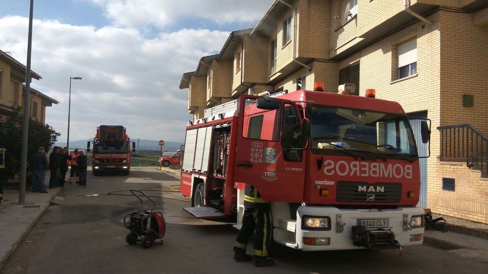 Un camión de Bomberos de Navarra junto a la vivienda afectada por el fuego en Buñuel.