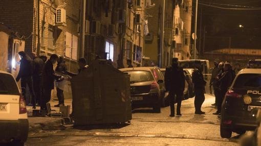 Agentes de policía investigan las cuasas del asesinato en la barriada de Cartuja. EFE (2)