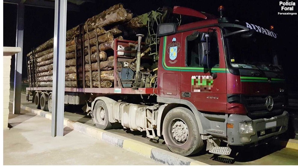 Camión de madera que fue multado por superar en un 45% las toneladas que están autorizados a tranportar.