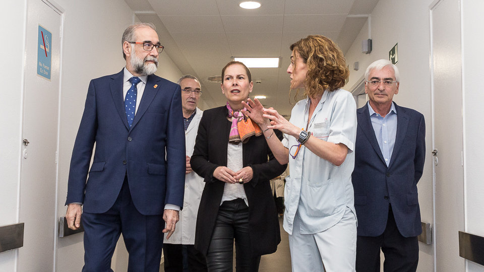 La presidenta del Gobierno de Navarra, Uxue Barkos, y el consejero de Salud, Fernando Domínguez, visitan las obras de remodelación de la cuarta planta de Maternal del Complejo Hospitalario de Navarra. IÑIGO ALZUGARAY