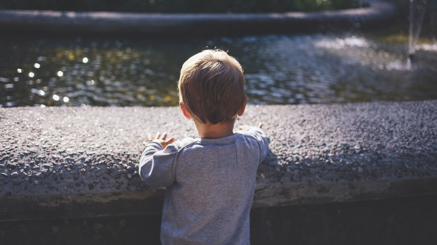 Niño de espaldas mirando a un rio. ARCHIVO