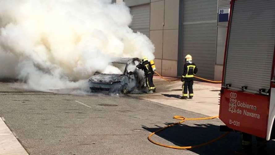 Los bomberos apagar el fuego de un coche en el polígono industrial Morea Sur de Beriáin. BOMBEROS NAVARRA