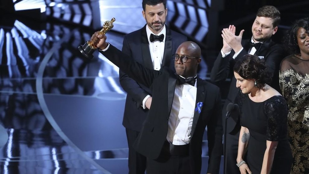 Barry Jenkins celebra el premio a la Mejor película para Moonlight. 