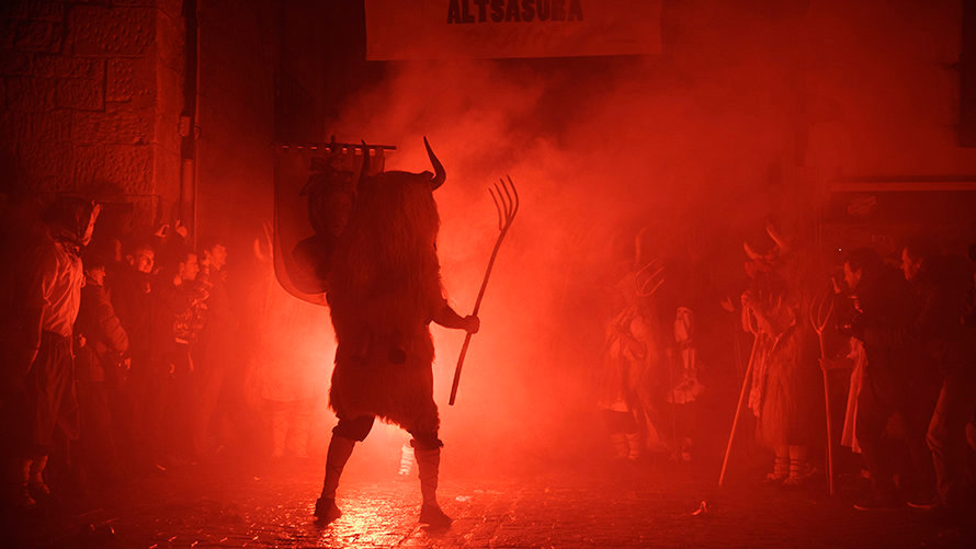 El carnaval de Alsasua toca a su fin la la salida de los Momotxorros por las calles de la localidad. MIGUEL OSÉS (22)