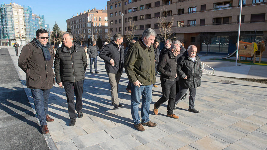 Miembros de la Comisión y la gerencia de Urbanismo del Ayuntamiento de Pamplona visitan la nueva urbanización del sur de la Milagrosa. PABLO LASAOSA 06