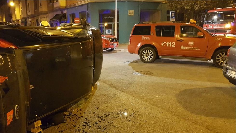 Vuelco de un vehículo en la calle Amaya de Pamplona