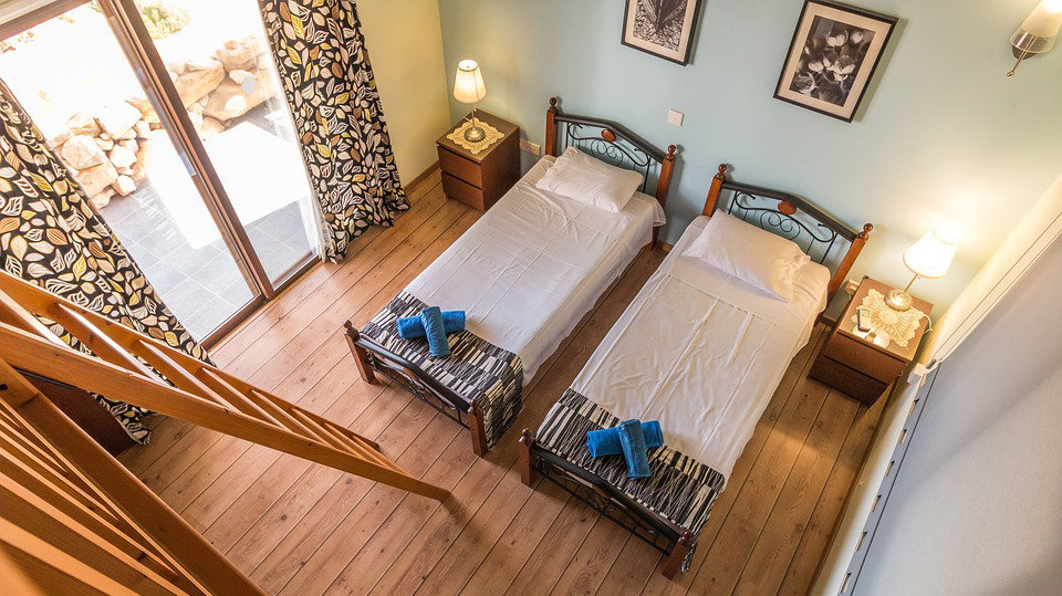 Imagen de dos camas en una habitación de una casa rural ARCHIVO