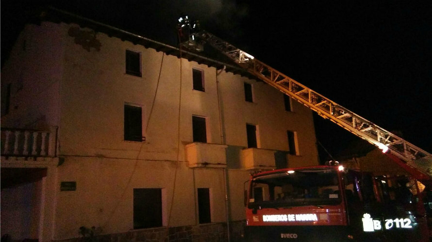 Un incendio causa importantes daños en el tejado de una casa en Baríndano BOMBEROS