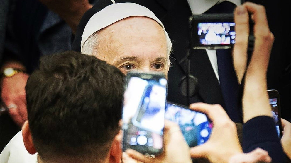 El Papa Francisco rodeado por una multitud de personas que le fotografían con sus teléfonos móviles INSTAGRAM