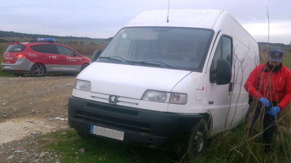 La Policía Foral recupera en un camino agrícola de Mélida una furgoneta robada PF