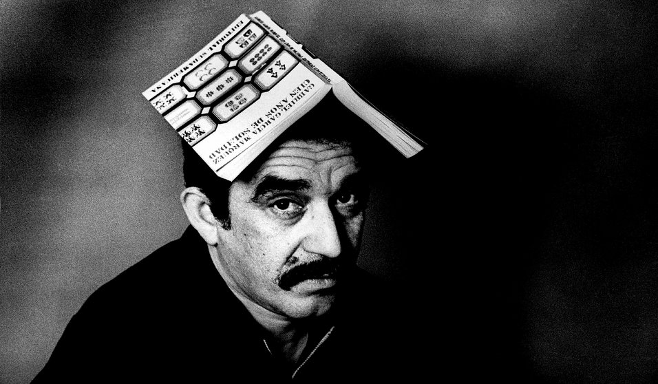 1975, Colombia --- Nobel-prize winning author Gabriel Garcia Marquez sits with a copy on his book One Hundred Years of Solitude) open on his head. --- Image by © Colita/CORBIS