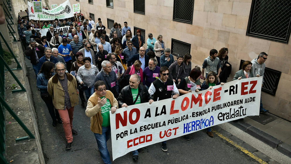 Cientos de personas se manifiestan con la LOMCE en Pamplona en la jornada de huelga. PABLO LASAOSA (2)