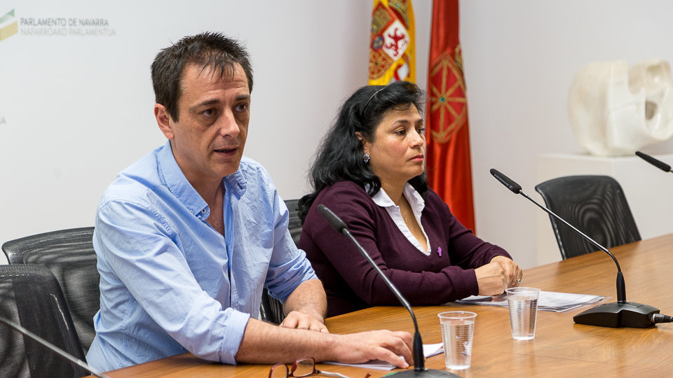 Carlos Couso y Fanny Carrillo exponen en rueda de prensa las propuestas de Podemos sobre el reparto del trabajo y la democratización del diálogo social (07). IÑIGO ALZUGARAY