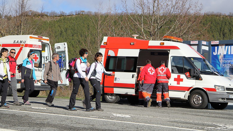 Dispositivo médico de Cruz Roja con varias ambulancias durante las Javieradas. CRUZ ROJA