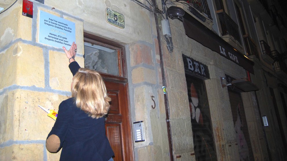 Consuelo Ordóñez, la presidenta de Covite, coloca una de las placas conmemorativas en memoria de las víctimas del terrorismo que han instalado en San Sebastián y Bilbao