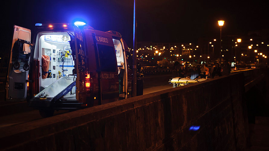 Traslado en ambulancia de un herido en el puente del Vergel, en Pamplona. MIGUEL OSÉS (1)
