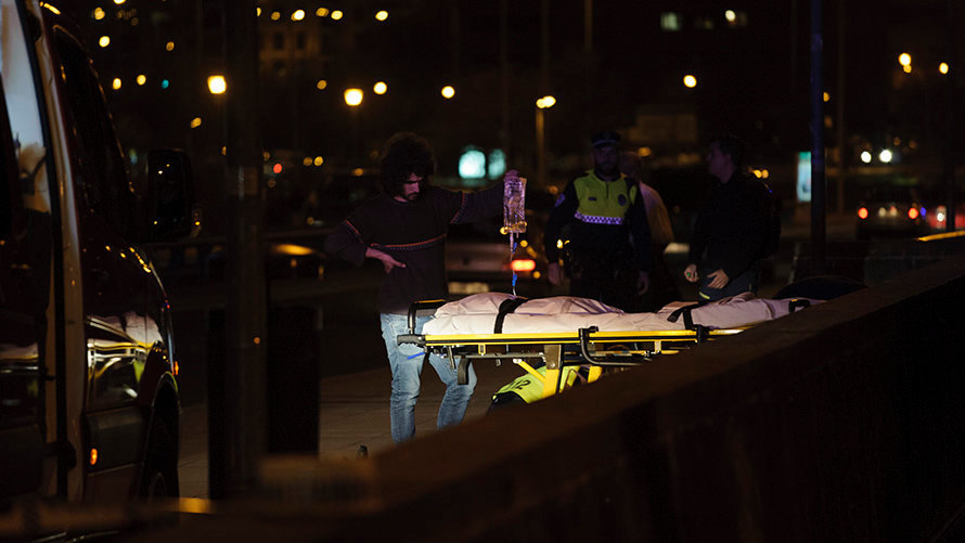 Traslado en ambulancia de un herido en el puente del Vergel, en Pamplona. MIGUEL OSÉS (2)