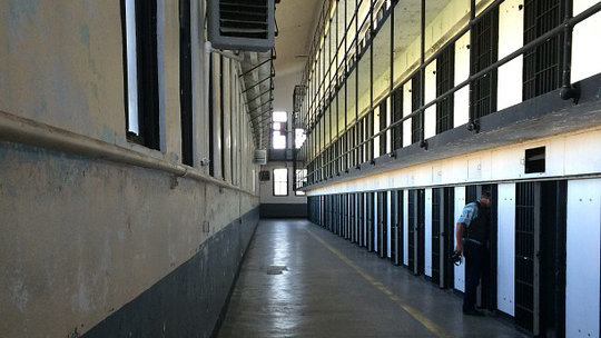 Imagen de un funcionario de prisiones revisando algunas de las celdas ARCHIVO