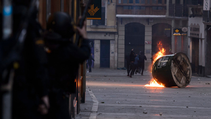 Violencia callejera en Pamplona tras una manifestación convocada por la izquierda abertzale llamando a la _autodefensa ante la represión_. PABLO LASAOSA 02