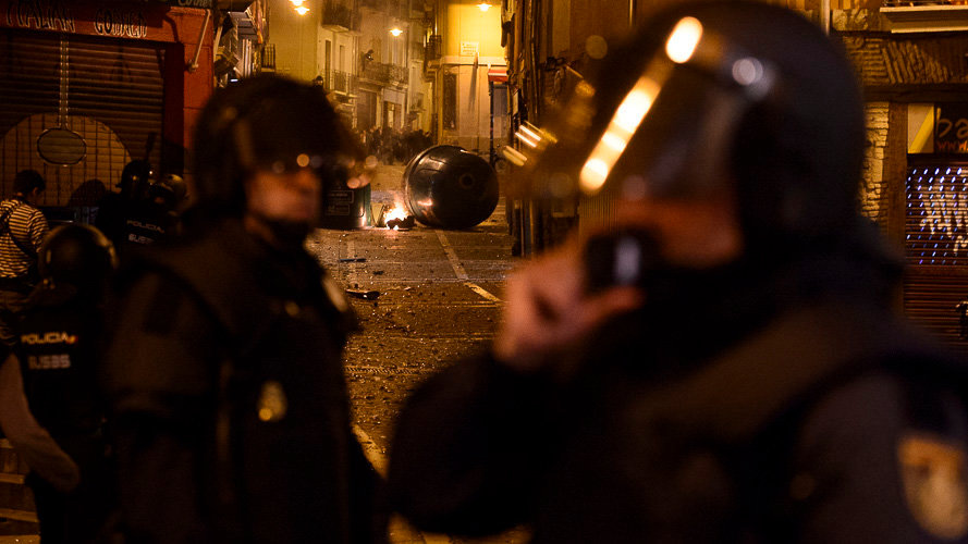 Violencia callejera en Pamplona tras una manifestación convocada por la izquierda abertzale llamando a la _autodefensa ante la represión_. PABLO LASAOSA 08