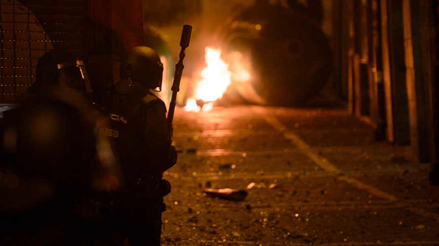 Violencia callejera en Pamplona tras una manifestación convocada por la izquierda abertzale llamando a la _autodefensa ante la represión_. PABLO LASAOSA 10