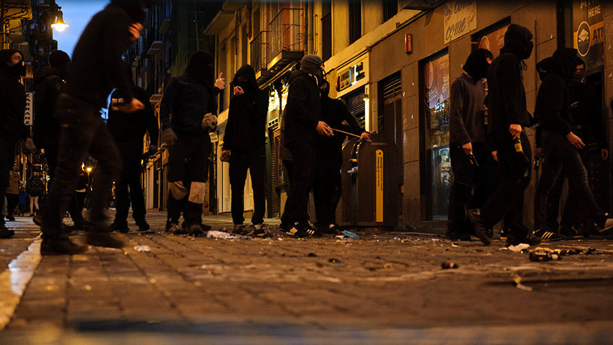 Violencia callejera en Pamplona tras una manifestación convocada por la izquierda abertzale llamando a la _autodefensa ante la represión_. MIGUEL OSÉS_3