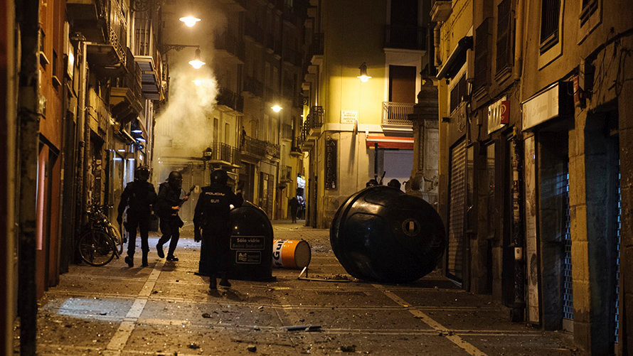 Violencia callejera en Pamplona tras una manifestación convocada por la izquierda abertzale llamando a la _autodefensa ante la represión_. MIGUEL OSÉS_15