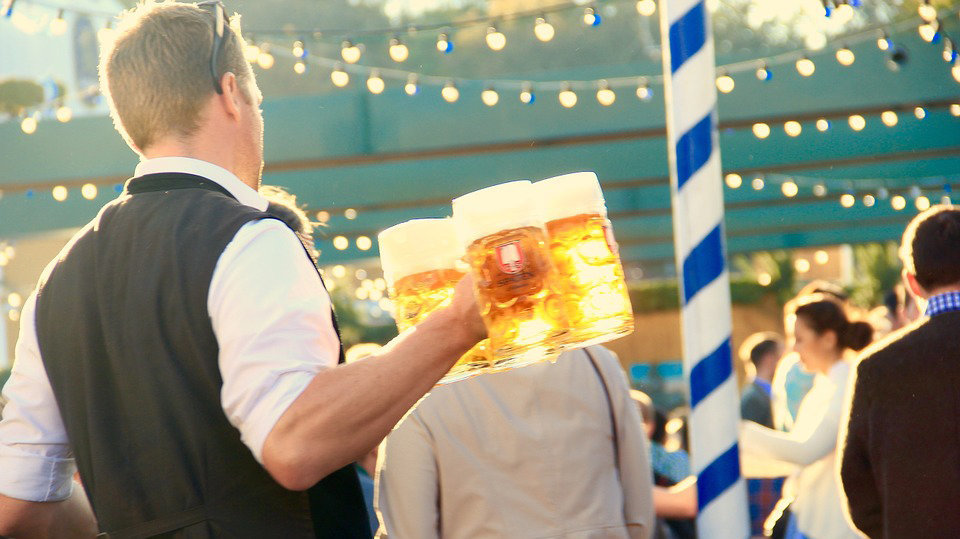 Un camarero sirve unas jarras de cerveza ARCHIVO