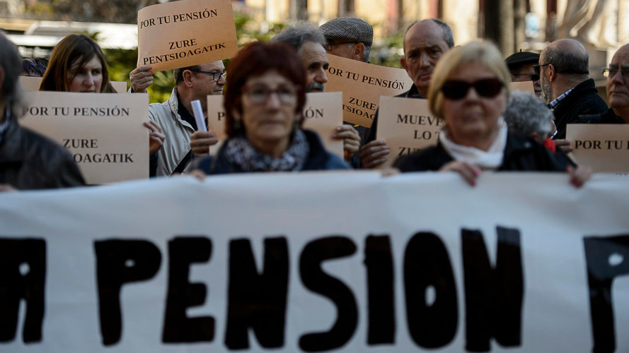 Varios pensionistas se concentran en protesta por la escasa subida de las pensiones. PABLO LASAOSA,
