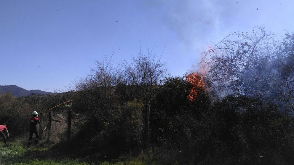 Incendio en una finca agrícola en Zarapuz, en tierra Estella BOMBEROS DE NAVARRA 2