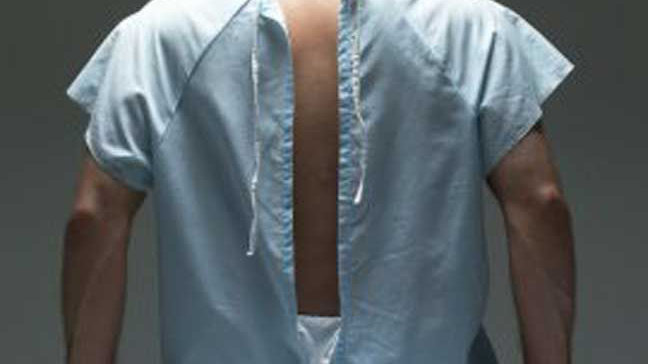 Un hombre con una bata médica abierta a la espalda ARCHIVO