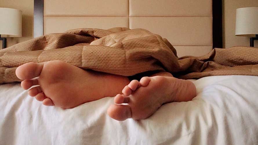 Una persona en la cama durante le día. ARCHIVO